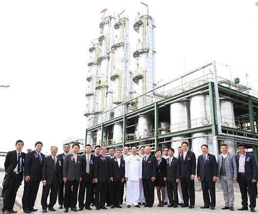UBE公司股東及承建商在蒸餾塔下合影（左起第六位為中科天元董事長余偉俊先生、左起第四位為中科天元總裁唐兆興先生）